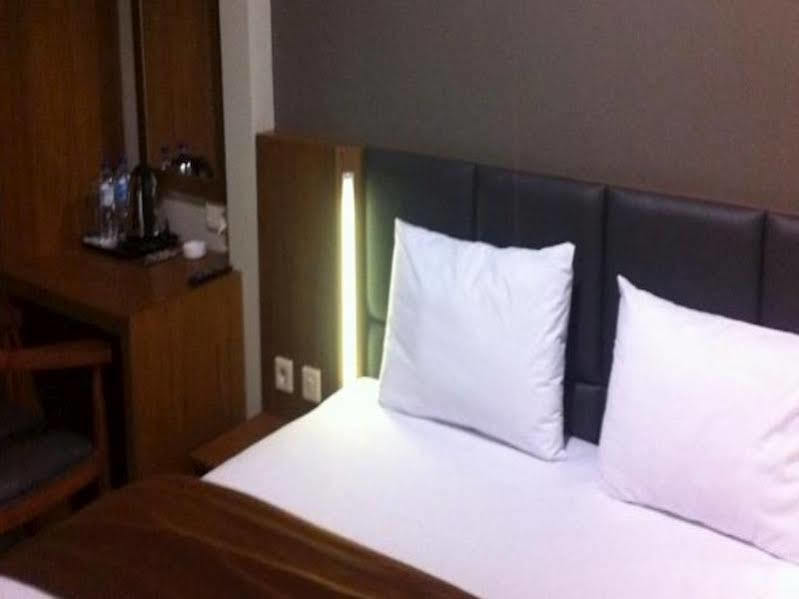 Votel Viure Hotel Jogjakarta Exterior photo