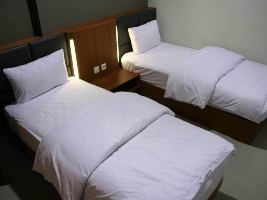 Votel Viure Hotel Jogjakarta Exterior photo